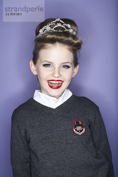 Porträt eines lachenden Mädchens mit roten Lippen und Haarschmuck