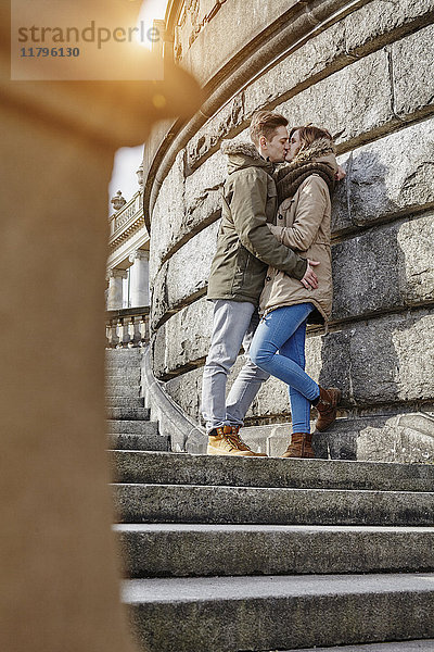 Deutschland,  Potsdam,  junges Paar beim Küssen an der Glienicker Brücke