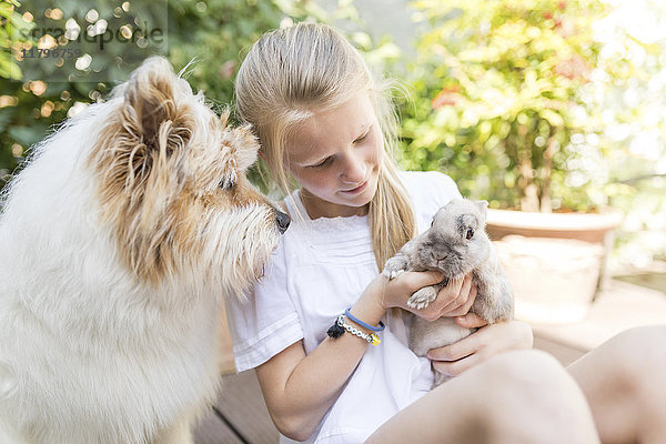 Mädchen mit Hase und Hund im Freien