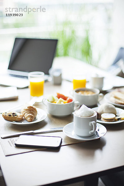 Frühstück auf dem Tisch im Cafe