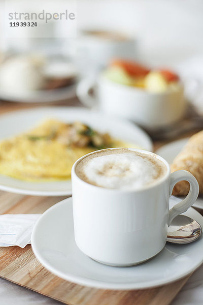 Cappuccino und Frühstück auf Tablett