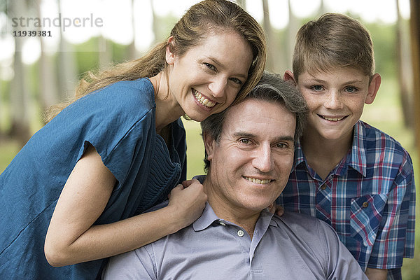Familie lächelt zusammen,  Porträt