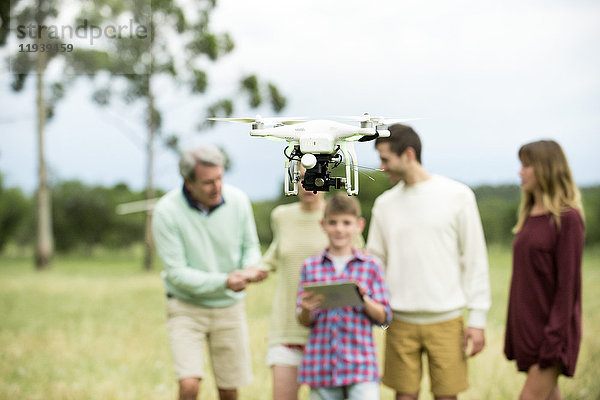 Familie spielt mit der Drohne