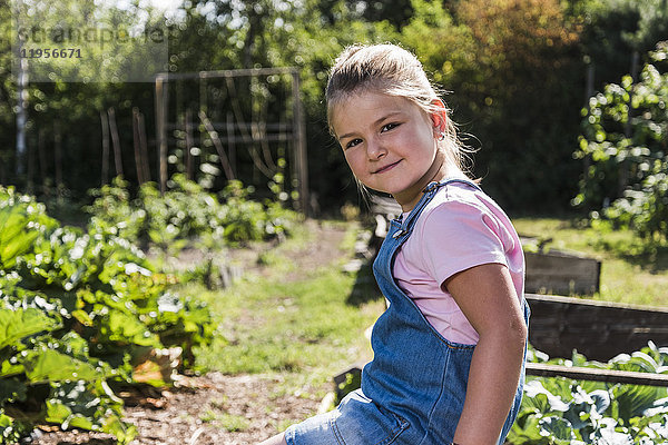 Porträt eines selbstbewussten Mädchens im Garten