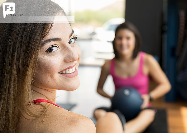 Frauen trainieren mit Medizinball im Fitnessstudio