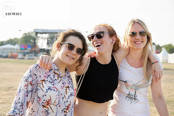 Porträt von drei Freundinnen beim Festival,  lächelnd