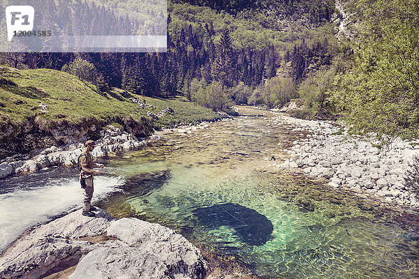 Slowenien,  Mann Fliegenfischen im Fluss Soca