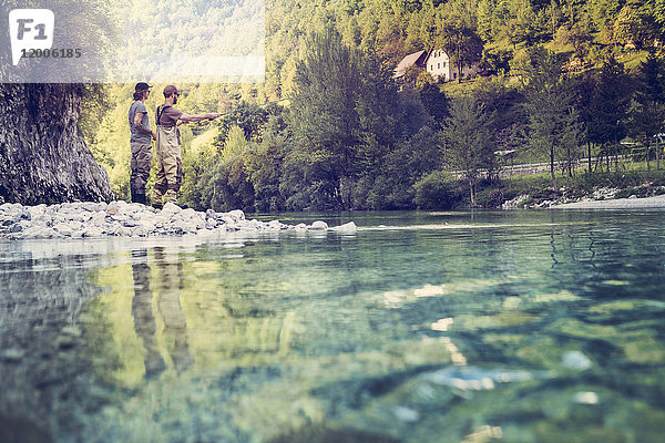 Slowenien,  zwei Männer beim Fliegenfischen im Fluss Soca