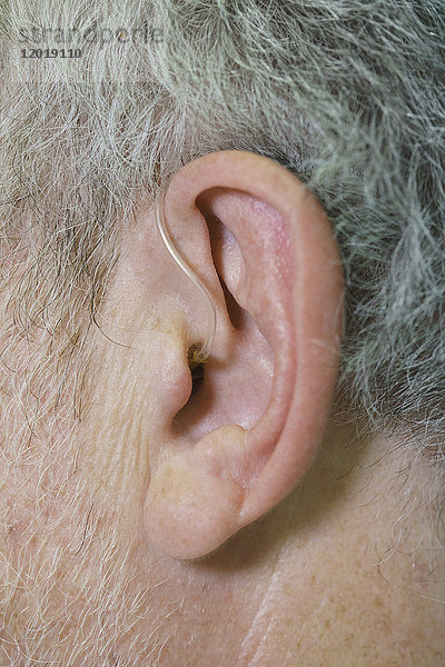 Abgeschnittenes Bild eines Mannes mit Hörgerät