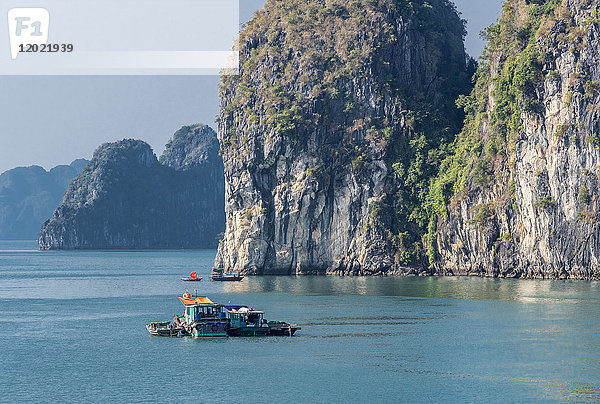 Vietnam,  Ha Long Bay,  kleines Fischerboot (UNESCO-Welterbe)