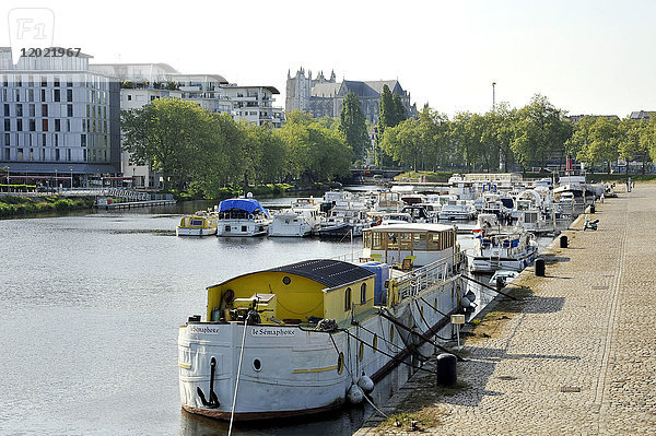Frankreich,  Region Pays de La Loire,  Departement Loire-Atlantique,  Stadt Nantes,  Boote auf dem Kanal von Saint-Felix,  im Hintergrund die Kathedrale St. Peter und St. Paul.
