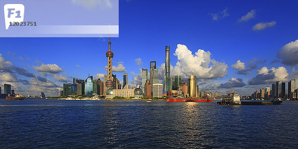 Asien,  China,  Shanghai: Skyline und Huangpu