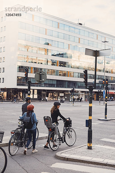 Menschen,  die mit Fahrrädern auf der Straße gegen das Bauen in der Stadt laufen.