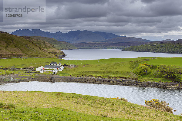 Schottische Küste mit Bauernhof im Dorf Dunvegan auf der Isle of Skye in Schottland,  Vereinigtes Königreich