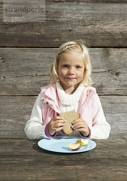 Porträt eines Mädchens mit Sandwich