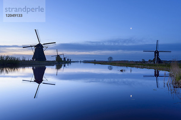 Windmühlen in der Morgendämmerung mit Mond,  Kinderdijk,  Südholland,  Niederlande