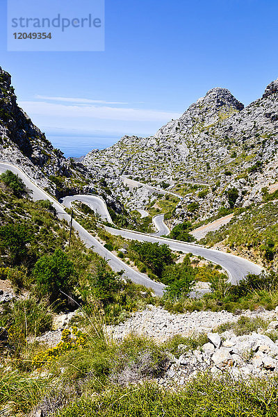Haarnadelkurven auf der Straße durch die Berge,  Mallorca,  Balearen,  Spanien