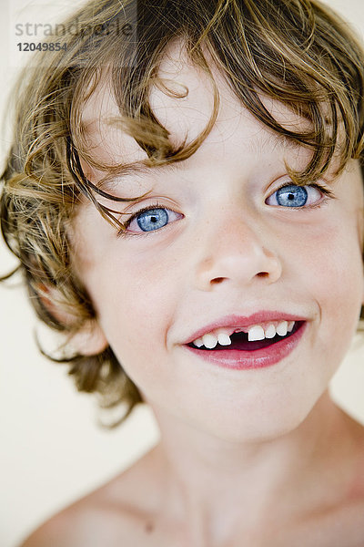 Junge mit fehlendem Zahn