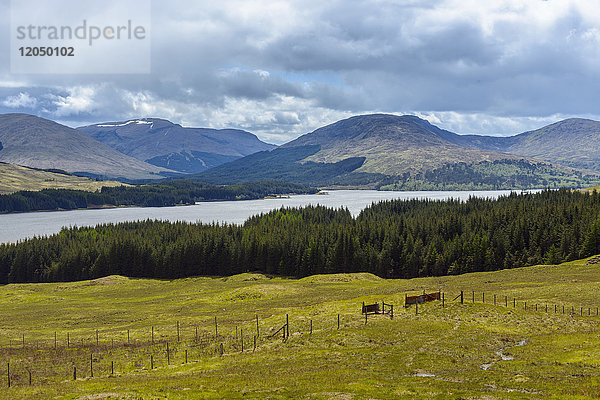 Malerische Landschaft mit Hügeln und einem schottischen See im Frühling in Schottland,  Vereinigtes Königreich