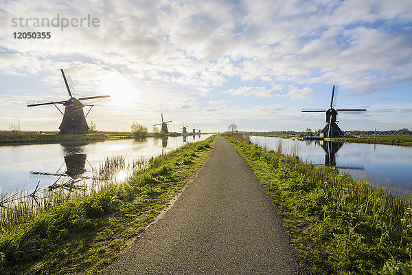 Deichweg mit Windmühlen,  Kinderdijk,  Südholland,  Niederlande