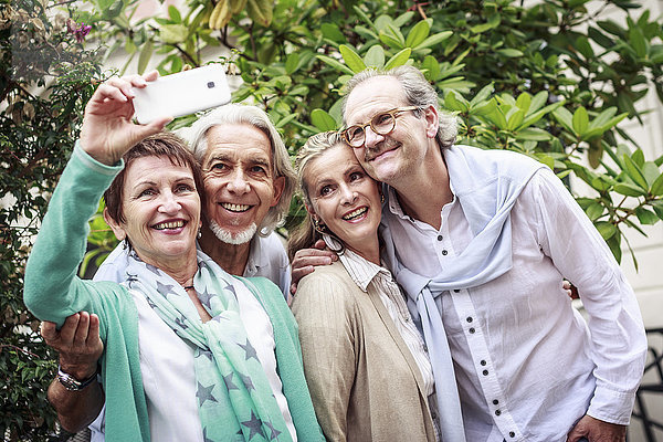 Seniorenfreunde mit einem Selfie im Freien