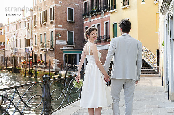 Italien,  Venedig,  glückliches Brautpaar geht Hand in Hand