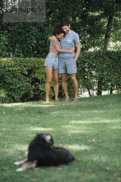 Paar verliebt in einen Hund im Park