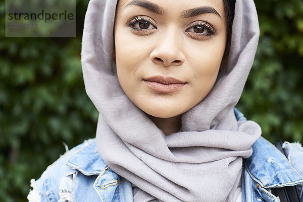 Nahaufnahme des Porträts einer jungen Frau mit Hijab