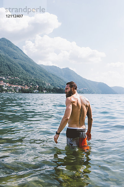 Rückansicht eines jungen männlichen Hipsters am Comer See,  Lombardei,  Italien
