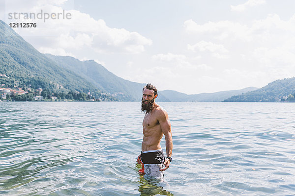 Porträt eines jungen männlichen Hipsters am Comer See,  Lombardei,  Italien