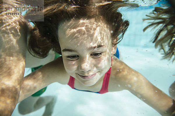 Portrait des Mädchens unter Wasser im Schwimmbad