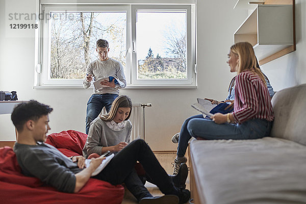 Gruppe von Studenten im Wohnheim lernen zusammen