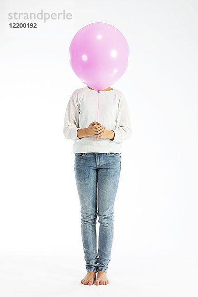 Mädchen hält Ballon