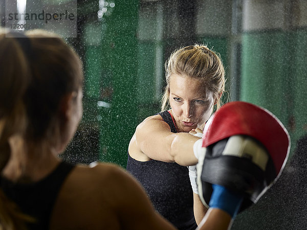 Zwei Frauen mit Kampfsporttraining