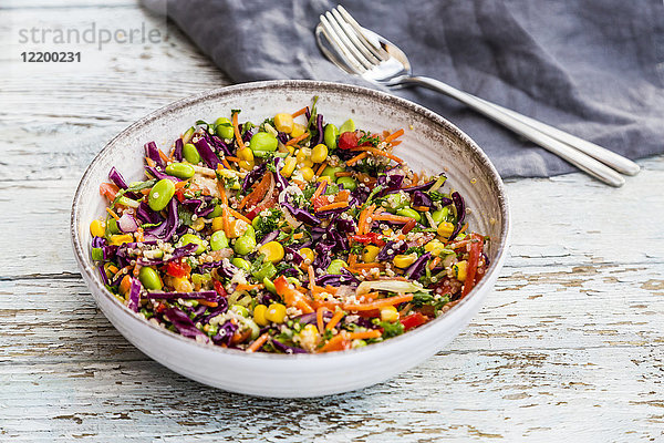 Quinoa-Salat mit Edamer,  Mais,  Karotten,  Tomaten,  Paprika,  Zwiebeln in einer Schüssel