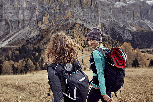 Zwei junge Frauen beim Wandern in den Bergen