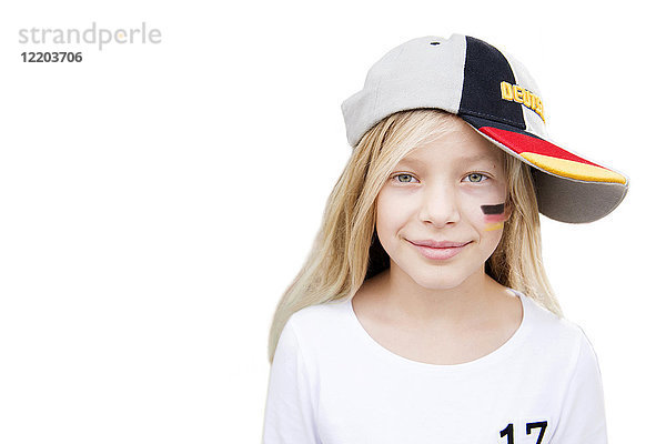 Porträt eines Mädchens mit deutscher Gesichtsbemalung und Mütze