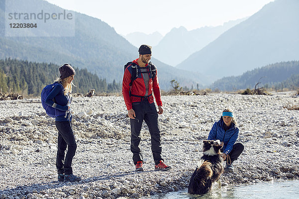 Deutschland,  Bayern,  Karwendel,  Freundeskreis Wandern mit Hund am Flussufer
