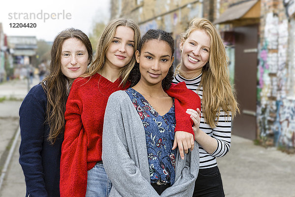 Deutschland,  Berlin,  Gruppenbild von vier Freundinnen