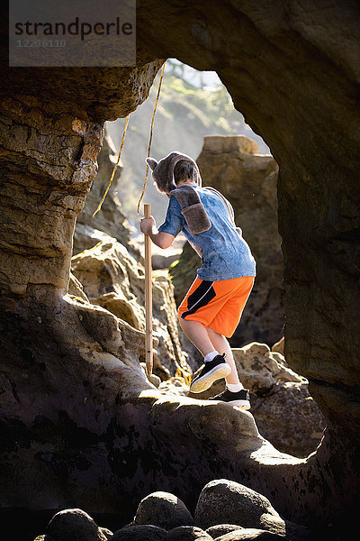 Kaukasischer Junge beim Wandern auf Felsen