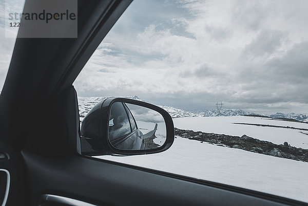Auto-Seitenspiegel bei Winterlandschaft