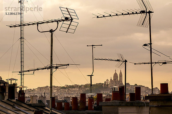 Antennen auf Dächern im Stadtbild