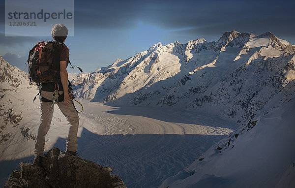 Kaukasischer Mann beim Wandern auf einem verschneiten Berg