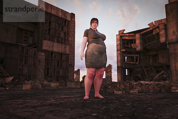 Übergewichtige Frau steht in städtischen Ruinen