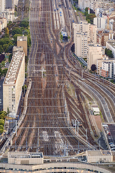 Ineinander verschlungene Bahngleise in Paris,  Frankreich