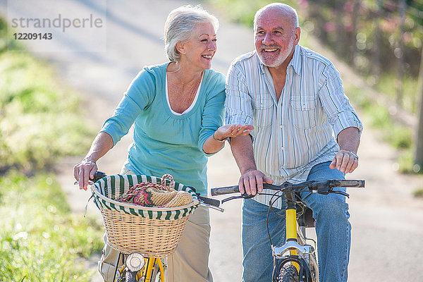 Älteres Ehepaar beim Fahrradfahren