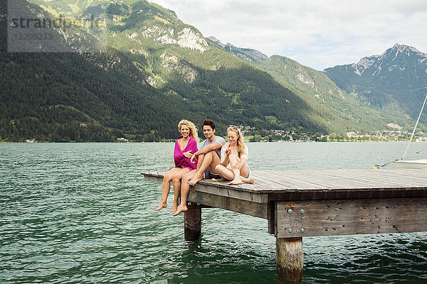 Freunde sitzen zusammen am Pierrand,  Innsbruck,  Tirol,  Österreich,  Europa