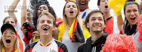 Deutsche Fußballfans jubeln über das Fußballspiel