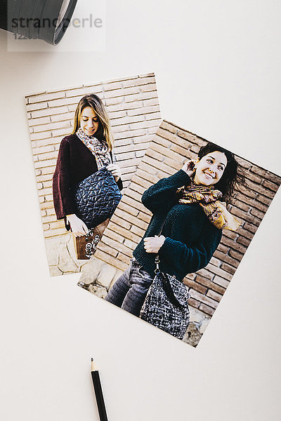 Zwei Fotos von modischen Frauen mit Taschen