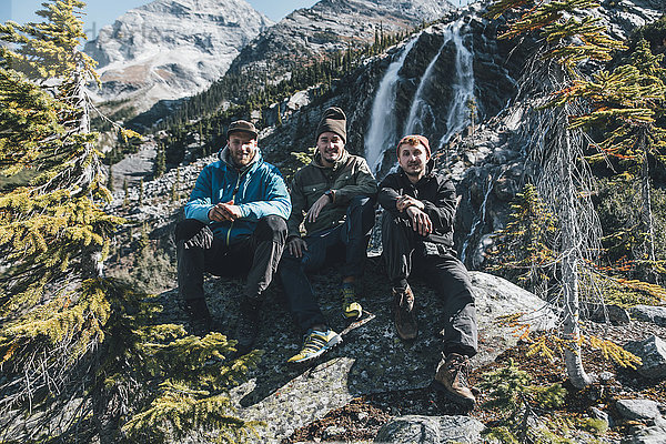 Kanada,  British Columbia,  Glacier National Park,  drei Wanderer ruhen am Sir Donald Trail